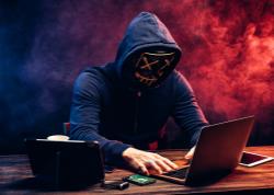 Hacker sitzt vor dem Laptop