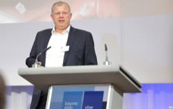 Joachim Seidel, Bereichsleiter bei ProComp Professional Computer GmbH, referiert über KI und steht am Rednerpult.