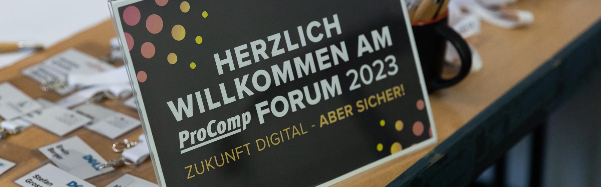 Willkommensschild für das ProComp Forum mit der Aufschrift: Herzlich Willkommen. ProComp Forum. Zukunft digital - aber sicher!